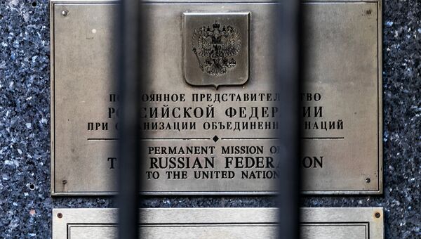Вывеска у входа в здание, в котором располагается постоянное представительство Российской Федерации при ООН в Нью-Йорке. Архивное фото