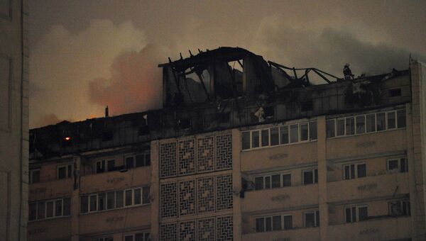 Последствия локализованного сотрудниками пожарной охраны МЧС РФ пожара на крыше 12-этажного жилого дома в Грозном. 26 марта 2018