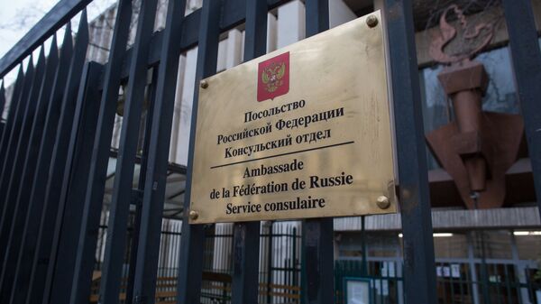 Табличка на входе в здание посольства Российской Федерации на бульваре Ланн в Париже