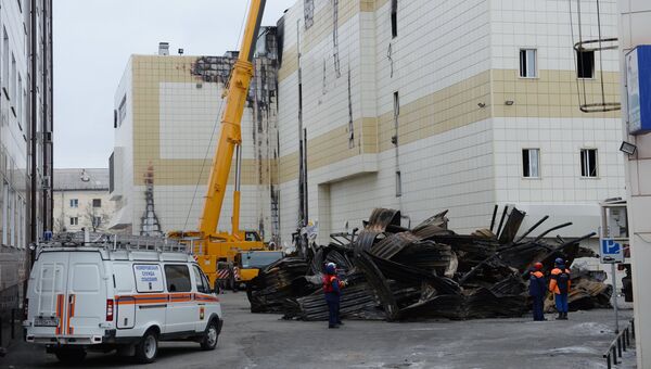 Сотрудники МЧС разбирают завалы после пожара в торговом центре Зимняя вишня в Кемерово