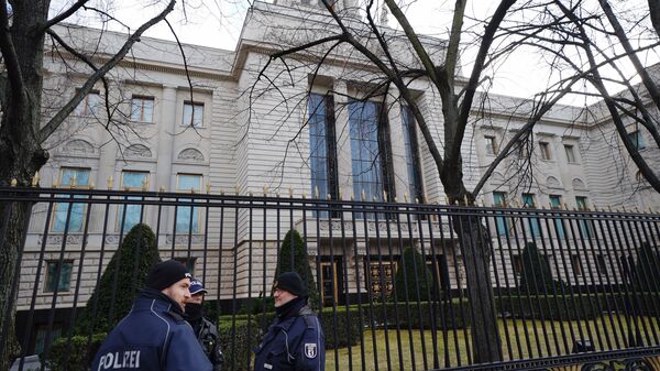 Полицейские у здания посольства Российской Федерации в Берлине