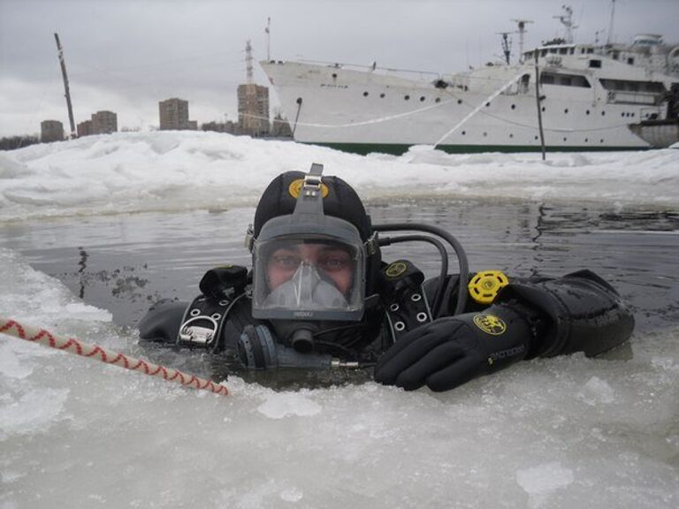 Водолаз Максим Максимов за работой Водолаз Максим Максимов за работой