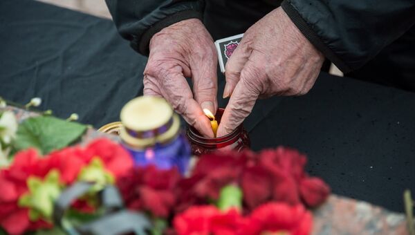 Жители Симферополя возлагают цветы и зажигают свечи у мемориала на площади Ленина в Симферополе в память о погибших в ТЦ Зимняя вишня в Кемерово. 27 марта 2018