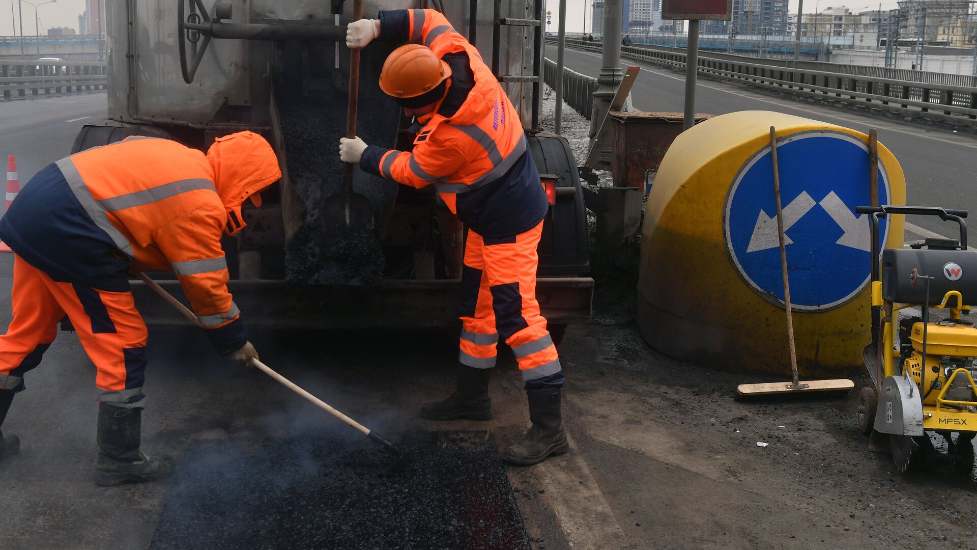 Рабочие ремонтируют участок дороги в Москве - РИА Новости, 1920, 17.03.2023