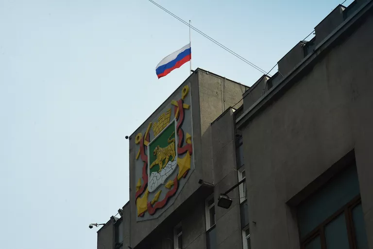 Приспущенный флаг над зданием администрации Приморского края Приспущенный флаг над зданием администрации Приморского края