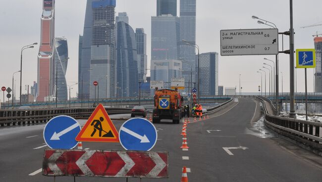 Рабочие ремонтируют участок дороги в Москве. Архивное фото