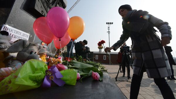 Акция в память о погибших при пожаре в кемеровском ТЦ Зимняя вишня во Владивостоке