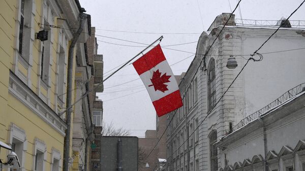 Государственный флаг на фасаде здания посольства Канады в Староконюшенном переулке в Москве