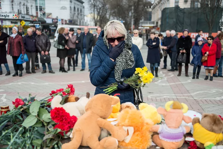 Жители Симферополя возлагают цветы у мемориала на площади Ленина в память о погибших в ТЦ Зимняя вишня в Кемерово Жители Симферополя возлагают цветы у мемориала на площади Ленина в память о погибших в ТЦ Зимняя вишня в Кемерово