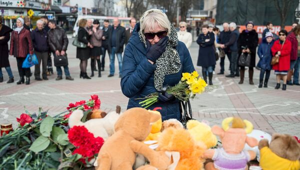 Жители Симферополя возлагают цветы у мемориала на площади Ленина в память о погибших в ТЦ Зимняя вишня в Кемерово