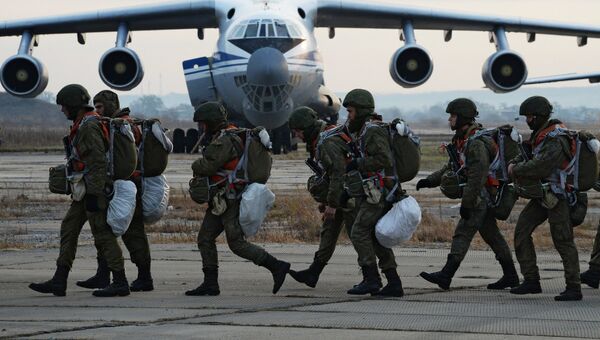 Воздушно-десантные войска на аэродроме во время тактических учений. Архивное фото