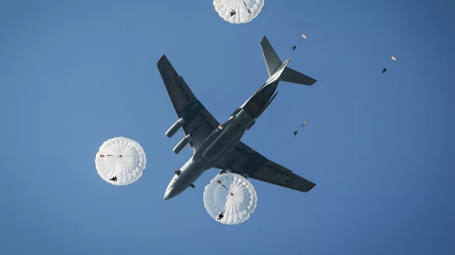 Десантирование из самолета. Архивное фото