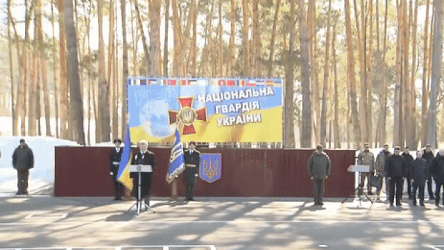 Опубликовано видео падения солдата во время выступления Порошенко