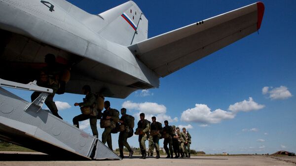 Военнослужащие десантно-штурмовой бригады ВДВ заходят в транспортный самолет Ан-26. Архивное фото
