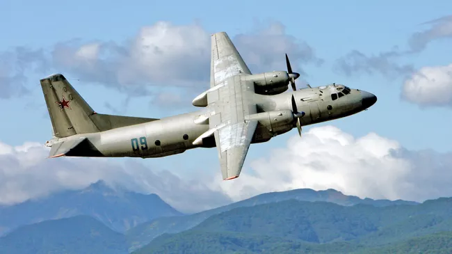 Военно-транспортный самолет Ан-26 в небе над Камчаткой