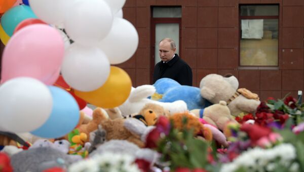 Президент РФ Владимир Путин возлагает цветы к стихийному мемориалу у торгового центра Зимняя вишня в Кемерово. 27 марта 2018