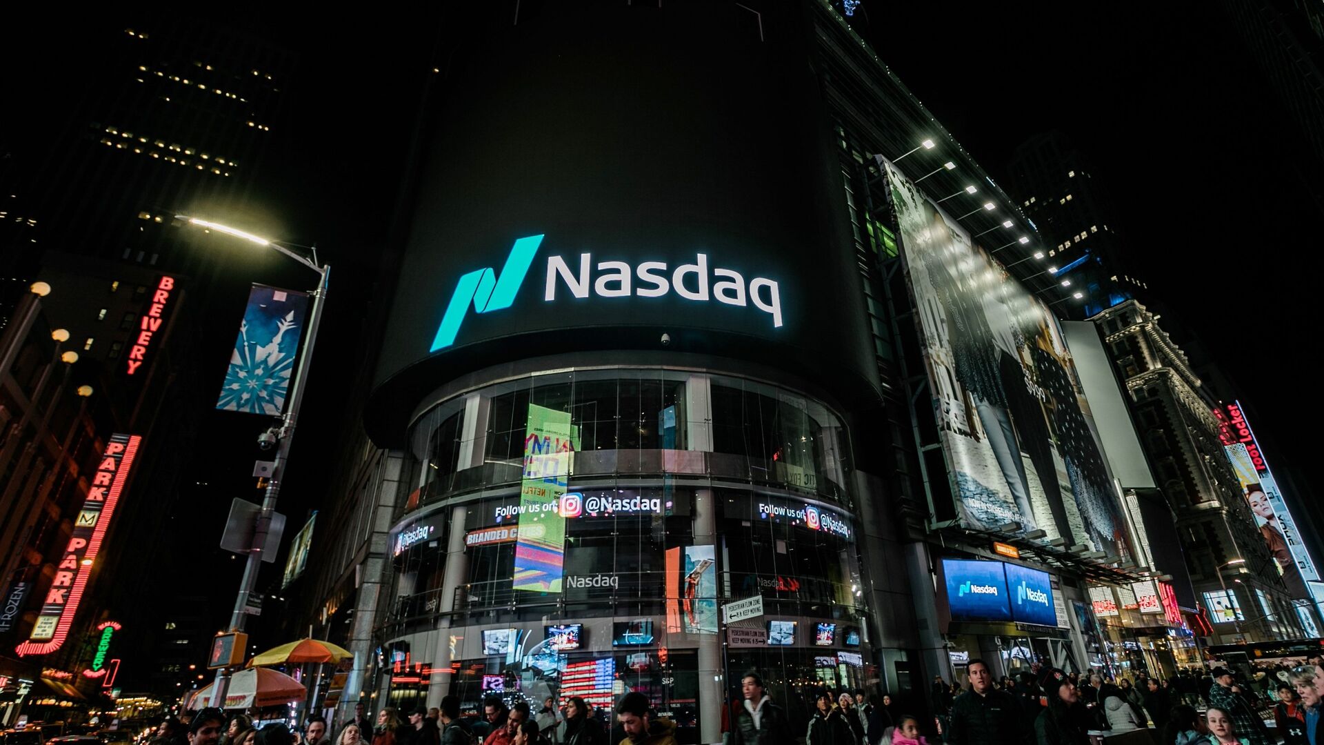 Здание американской биржи NASDAQ в Нью-Йорке - РИА Новости, 1920, 29.11.2021