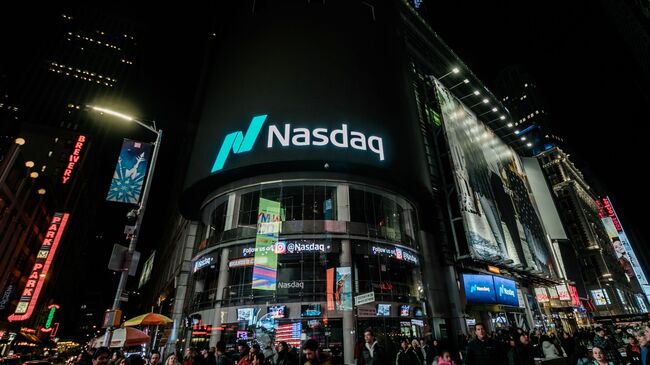 Здание американской биржи NASDAQ в Нью-Йорке