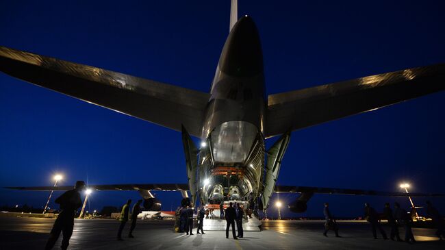 Военно-транспортный самолет Ан-124-100 Руслан