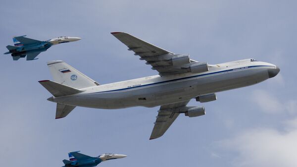 Стратегический военно-транспортный самолет Ан-124 Руслан в сопровождении двух истребителей Су-27