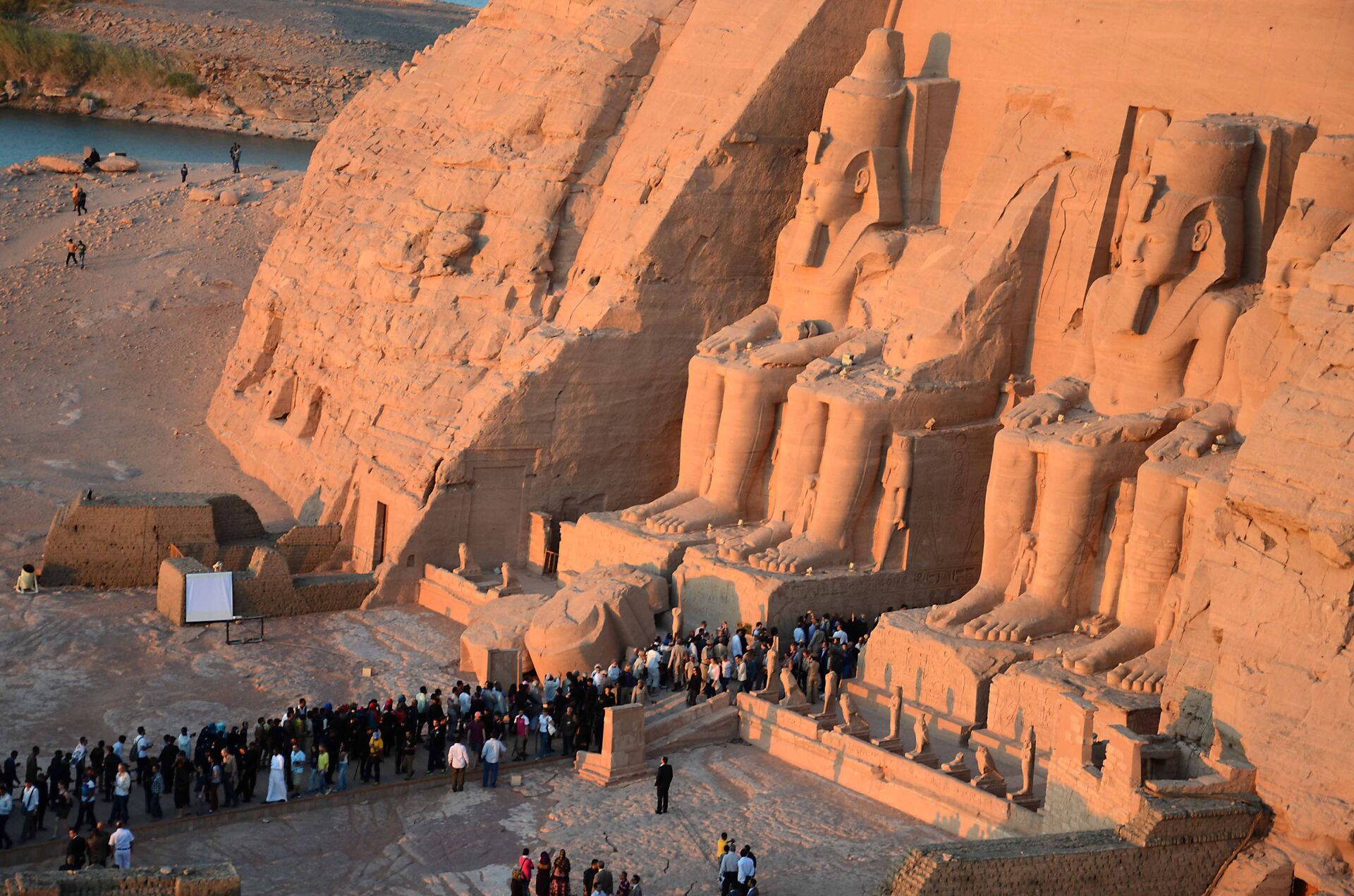 Люди посещают храм Рамсеса II Великого в Абу-Симбел, Египет - РИА Новости, 1920, 19.01.2023