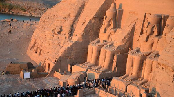 Люди посещают храм Рамсеса II Великого в Абу-Симбел, Египет