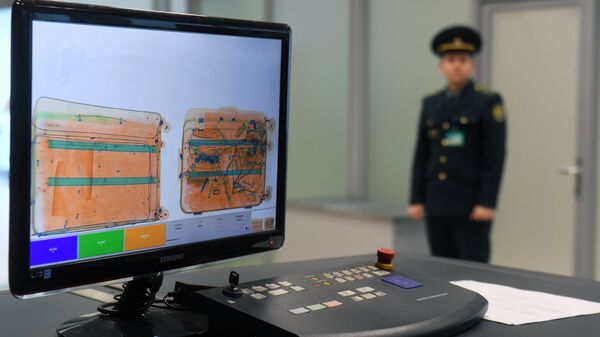 Монитор багажного сканера в зоне таможенного контроля международного аэропорта Казань