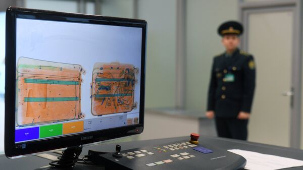 Монитор багажного сканера в зоне таможенного контроля международного аэропорта Казань