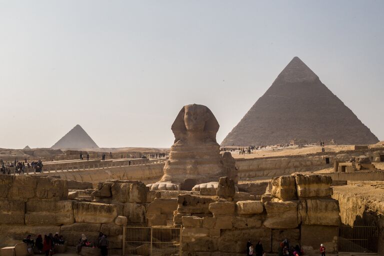 Сфинкс и пирамиды в Эль-Гизе, пригороде Каира