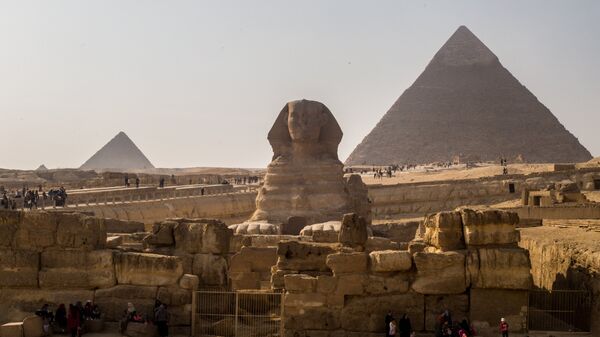 Сфинкс и пирамиды в Эль-Гизе