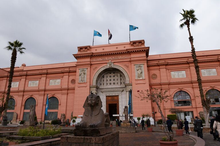 Здание Каирского музея на площади Тахрир
