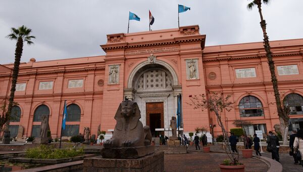 Здание Каирского музея на площади Тахрир