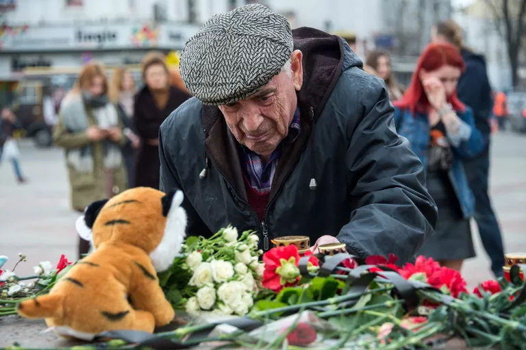 Жители Симферополя возлагают цветы у мемориала на площади Ленина в память о погибших в ТЦ Зимняя вишня в Кемерово Жители Симферополя возлагают цветы у мемориала на площади Ленина в память о погибших в ТЦ Зимняя вишня в Кемерово