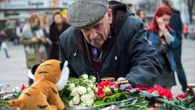 Жители Симферополя возлагают цветы у мемориала на площади Ленина в память о погибших в ТЦ Зимняя вишня в Кемерово