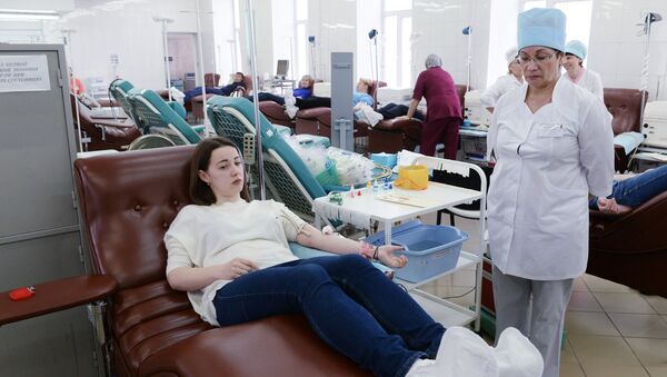 Люди в Кемеровском областном центре крови сдают кровь для пострадавших от пожара в торговом центре Зимняя вишня в Кемерове