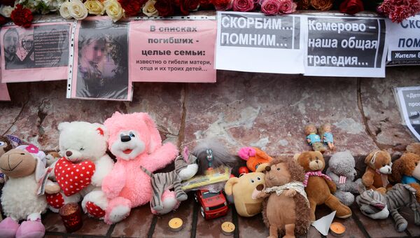 Мемориал на площади Труда в Екатеринбурге, посвященный погибшим при пожаре в торговом центре Зимняя вишня в Кемерово