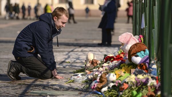 Мемориал на Дворцовой площади в Санкт-Петербурге в память о погибших в ТЦ Зимняя вишня в Кемерово