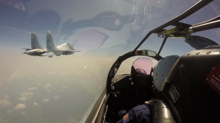 Минобороны показало на видео переброску истребителей Су-35 на Курилы