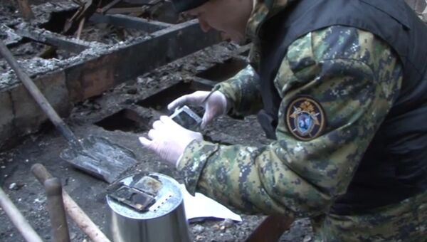Работа сотрудников СК России в сгоревших помещениях кемеровского ТЦ