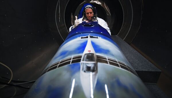 Швейцарский пилот Рафаэль Домжан после испытания скафандра с полной имитацией полета на высоту 25 тысяч метров на базе российского НПП Звезда. 27 марта 2018