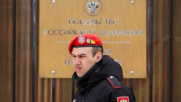 Полицейский у здания посольства РФ в Кишиневе. 27 марта 2018