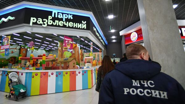 Сотрудник МЧС России во время проверки торгового центра