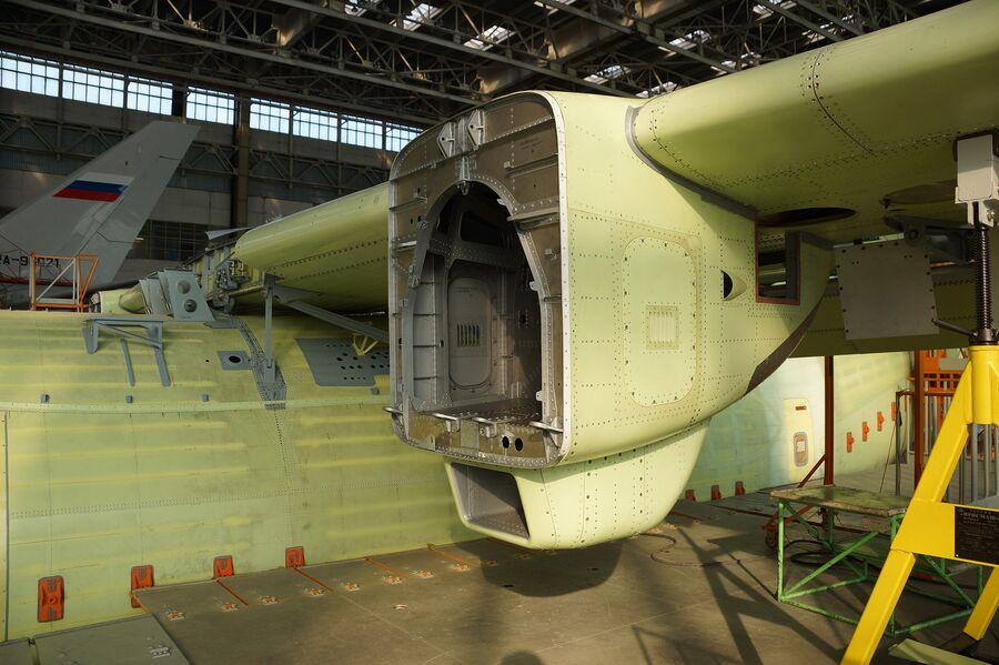 Сборка легкого многоцелевого военно-транспортного самолета Ил-112В в Воронеже