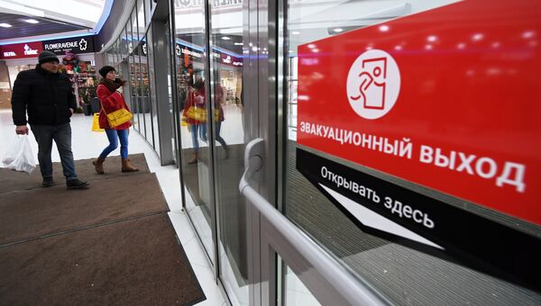 Наклейка Эвакуационный выход на двери торгового центра в Казани. Архивное фото