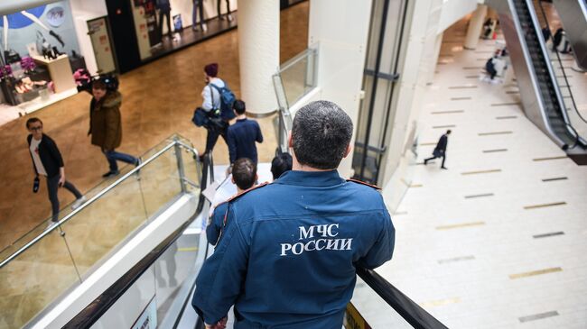 Сотрудники МЧС во время проверки пожарной безопасности в торговом центре в Москве