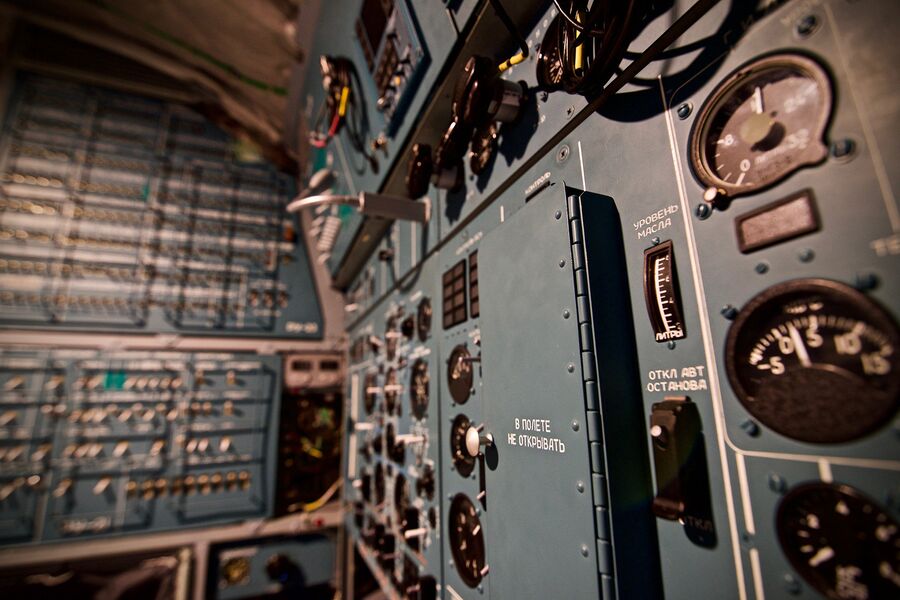 В кабине пилотов Ил-76МД-90А