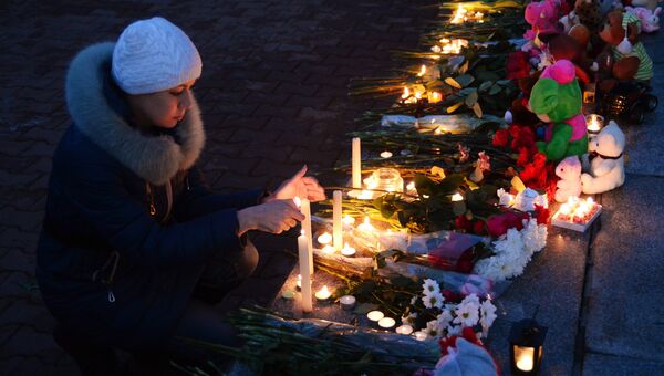 Жительница Барнаула на митинге памяти погибших при пожаре в торговом центре Зимняя вишня. Архивное фото
