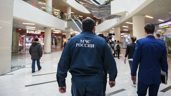 Сотрудники МЧС во время проверки пожарной безопасности в торговом центре в Москве. Архивное фото