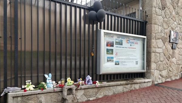 Жители Анкары приносят к посольству РФ цветы и игрушки в связи с трагедией в Кемерово. 27 марта 2018