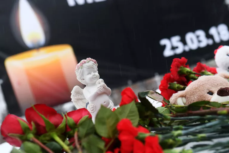 Мемориал в память по погибшим в Кемерово в Ленинском садике в Казани Мемориал в память по погибшим в Кемерово в Ленинском садике в Казани